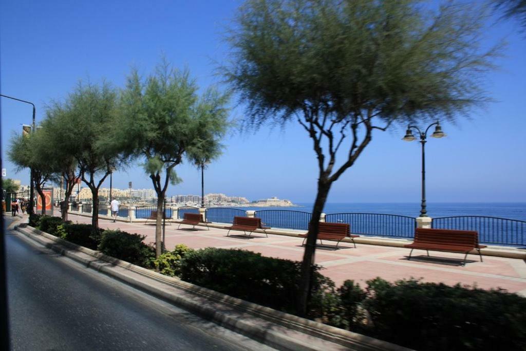 Seafront Apartment In Sliema With Pool, Upmarket Complex 外观 照片