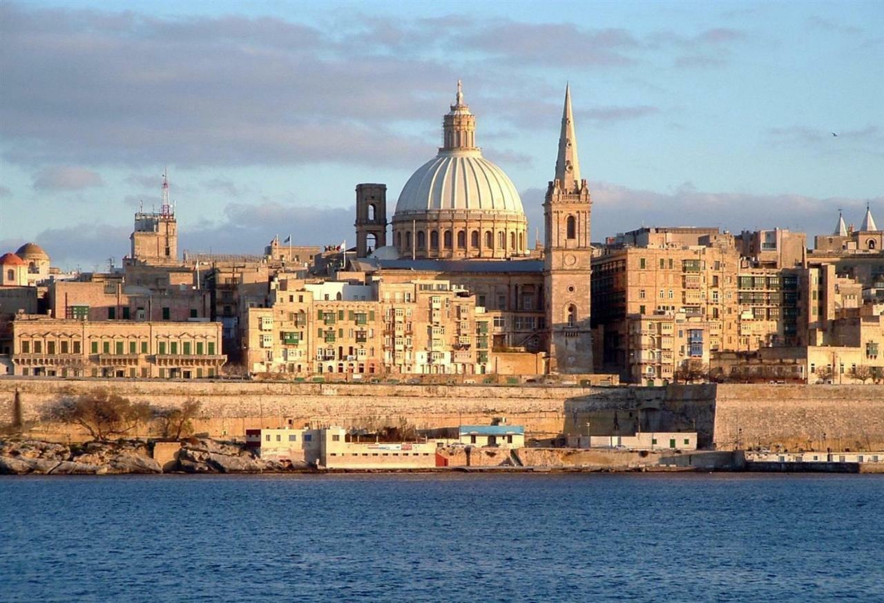 Seafront Apartment In Sliema With Pool, Upmarket Complex 外观 照片