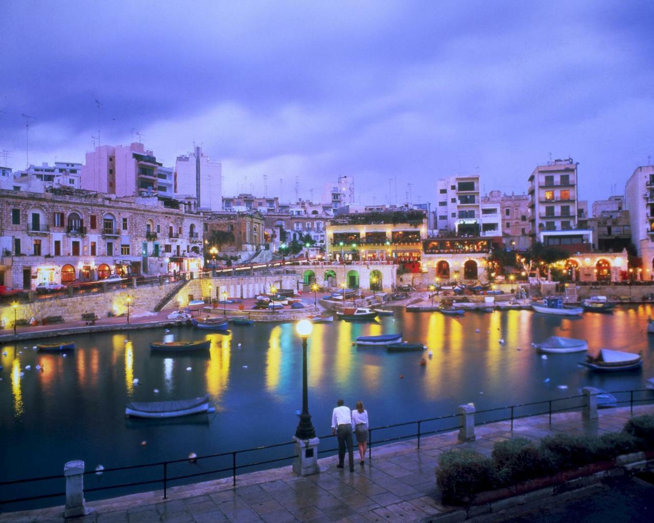 Seafront Apartment In Sliema With Pool, Upmarket Complex 外观 照片